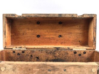 Transportkasten Wehrmacht . Originallack, ungereinigtes Stück. Maße 16 x 43 x 22cm
