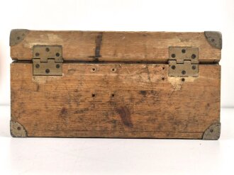Transportkasten Wehrmacht . Originallack, ungereinigtes Stück. Maße 16 x 43 x 22cm