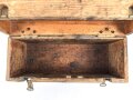 Transportkasten Wehrmacht . Originallack, ungereinigtes Stück. Maße 16 x 43 x 22cm