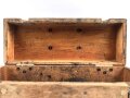 Transportkasten Wehrmacht . Originallack, ungereinigtes Stück. Maße 16 x 43 x 22cm