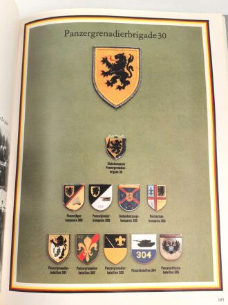 Bundeswehr " Treu zu dienen - 25 Jahre 10. Panzerdivision" 241 Seiten,DIN A4. Leicht verzogen