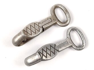 Paar Leichtmetall Haken für einen Trageriemen der Wehrmacht