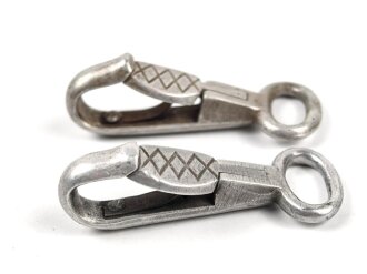 Paar Leichtmetall Haken für einen Trageriemen der Wehrmacht