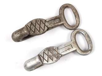 Paar Leichtmetall Haken für einen Trageriemen der Wehrmacht