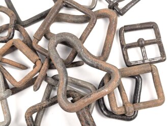 Konvolut schwere, eiserne Metallbeschläge, meist für Kavalleriematerial der Wehrmacht