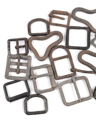 Konvolut schwere, eiserne Metallbeschläge, meist für Kavalleriematerial der Wehrmacht