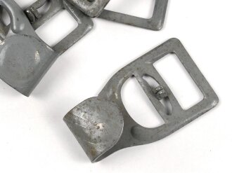 Eiserner Beschlag Wehrmacht. Originallack, Maße 32 x 55,8mm. Sie erahlten ein ( 1 ) Stück