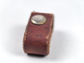 Schieber aus braunem Leder für Trageriemen der Wehrmacht. Inne gemessen 25mm, Breite12,6mm