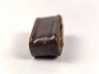 Schieber aus braunem Leder für Trageriemen der Wehrmacht. Innen gemessen 20mm, Breite 11,5mm