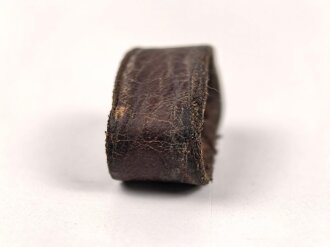 Schieber aus braunem Leder für Trageriemen der Wehrmacht. Innen gemessen 20mm, Breite 11mm