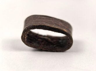 Schieber aus braunem Leder für Trageriemen der Wehrmacht. Innen gemessen 20mm, Breite 11mm