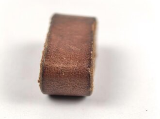 Schieber aus braunem Leder für Trageriemen der Wehrmacht. Innen gemessen 24mm, Breite 13mm