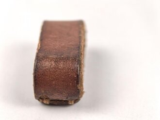 Schieber aus braunem Leder für Trageriemen der Wehrmacht. Innen gemessen 24mm, Breite 13mm