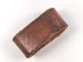 Schieber aus braunem Leder für Trageriemen der Wehrmacht. Innen gemessen 24mm, Breite 13mm