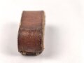 Schieber aus braunem Leder für Trageriemen der Wehrmacht. Innen gemessen 24mm, Breite 13mm