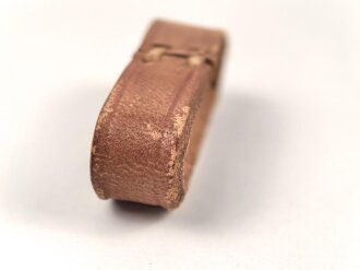 Schieber aus braunem Leder für Trageriemen der Wehrmacht. Innen gemessen 30mm, Breite 12mm