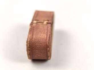 Schieber aus braunem Leder für Trageriemen der Wehrmacht. Innen gemessen 30mm, Breite 12mm