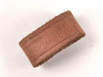 Schieber aus braunem Leder für Trageriemen der Wehrmacht. Innen gemessen 25mm, Breite 14,5mm