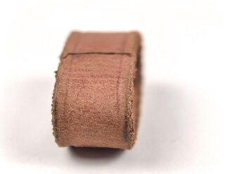 Schieber aus braunem Leder für Trageriemen der Wehrmacht. Innen gemessen 25mm, Breite 14,5mm