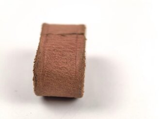 Schieber aus braunem Leder für Trageriemen der Wehrmacht. Innen gemessen 25mm, Breite 14,5mm
