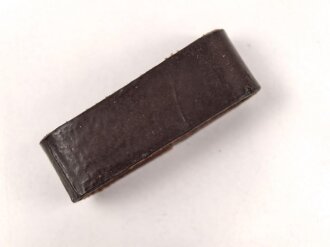 Schieber aus braunem Leder für Trageriemen der Wehrmacht. Innen gemessen 27,5mm, Breite 11mm