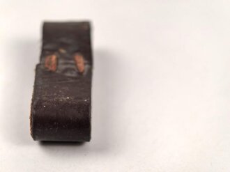 Schieber aus braunem Leder für Trageriemen der Wehrmacht. Innen gemessen 27,5mm, Breite 11mm