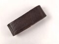 Schieber aus braunem Leder für Trageriemen der Wehrmacht. Innen gemessen 27,5mm, Breite 11mm