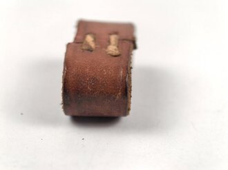Schieber aus braunem Leder für Trageriemen der Wehrmacht. Innen gemessen 27mm, Breite 13,5mm