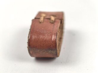 Schieber aus braunem Leder für Trageriemen der Wehrmacht. Innen gemessen 27mm, Breite 13,5mm