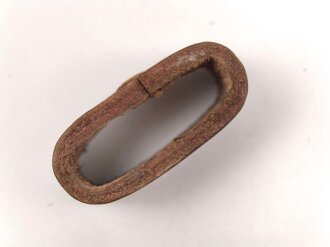Schieber aus braunem Leder für Trageriemen der Wehrmacht. Innen gemessen 27mm, Breite 13,5mm