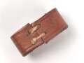 Schieber aus braunem Leder für Trageriemen der Wehrmacht. Innen gemessen 27mm, Breite 13,5mm