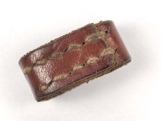 Schieber aus braunem Leder für Trageriemen der Wehrmacht. Innen gemessen 27mm, Breite 14,5mm