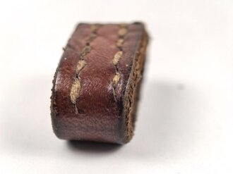 Schieber aus braunem Leder für Trageriemen der Wehrmacht. Innen gemessen 27mm, Breite 14,5mm
