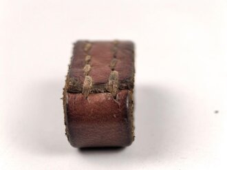 Schieber aus braunem Leder für Trageriemen der Wehrmacht. Innen gemessen 27mm, Breite 14,5mm