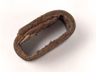 Schieber aus braunem Leder für Trageriemen der Wehrmacht. Innen gemessen 27mm, Breite 14,5mm