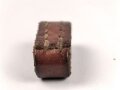 Schieber aus braunem Leder für Trageriemen der Wehrmacht. Innen gemessen 27mm, Breite 14,5mm