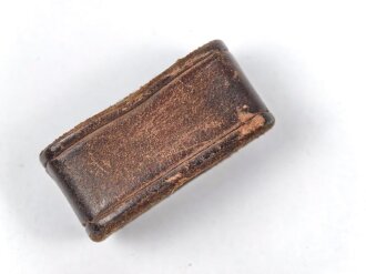 Schieber aus braunem Leder für Trageriemen der Wehrmacht. Innen gemessen 32mm, Breite 18mm