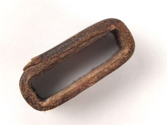 Schieber aus braunem Leder für Trageriemen der Wehrmacht. Innen gemessen 32mm, Breite 18mm