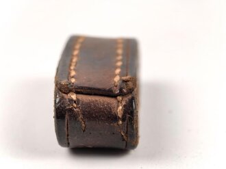Schieber aus braunem Leder für Trageriemen der Wehrmacht. Innen gemessen 32mm, Breite 18mm