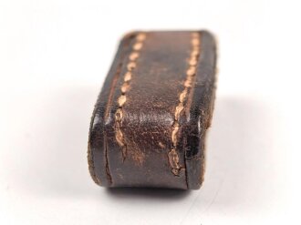 Schieber aus braunem Leder für Trageriemen der Wehrmacht. Innen gemessen 32mm, Breite 18mm