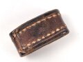 Schieber aus braunem Leder für Trageriemen der Wehrmacht. Innen gemessen 32mm, Breite 18mm