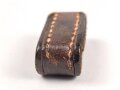 Schieber aus braunem Leder für Trageriemen der Wehrmacht. Innen gemessen 32mm, Breite 18mm