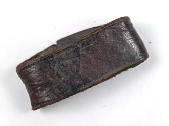 Schieber aus braunem Leder für Trageriemen der Wehrmacht. Innen gemessen 48mm, Breite 19mm