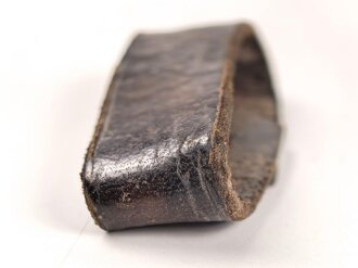 Schieber aus braunem Leder für Trageriemen der Wehrmacht. Innen gemessen 48mm, Breite 19mm