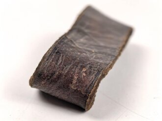 Schieber aus braunem Leder für Trageriemen der Wehrmacht. Innen gemessen 48mm, Breite 19mm