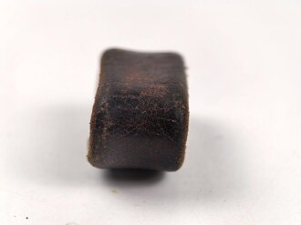 Schieber aus braunem Leder für Trageriemen der Wehrmacht. Innen gemessen 24mm, Breite 15mm