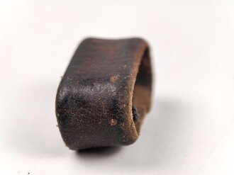 Schieber aus braunem Leder für Trageriemen der Wehrmacht. Innen gemessen 24mm, Breite 15mm