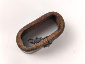 Schieber aus braunem Leder für Trageriemen der Wehrmacht. Innen gemessen 24mm, Breite 15mm