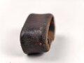 Schieber aus braunem Leder für Trageriemen der Wehrmacht. Innen gemessen 24mm, Breite 15mm