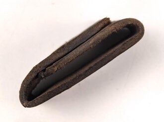 Schieber aus braunem Leder für Trageriemen der Wehrmacht. Innen gemessen 43mm, Breite 19,5mm